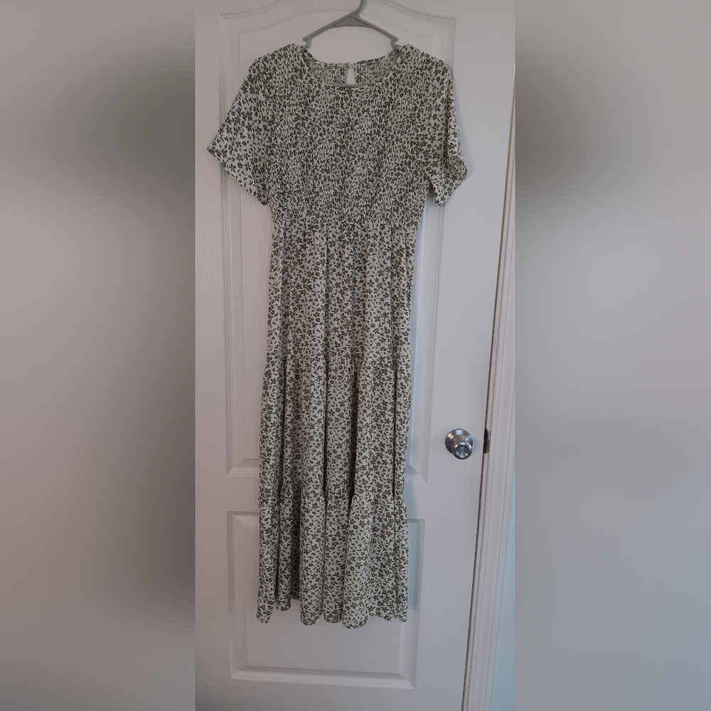 Green And White Floral Smocked Maxi Dress Size Small/Medium